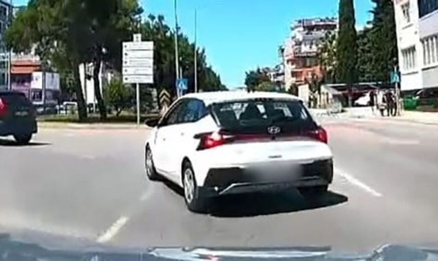 Kontrolsüz şerit değiştiren sürücü trafikte tehlike yarattı