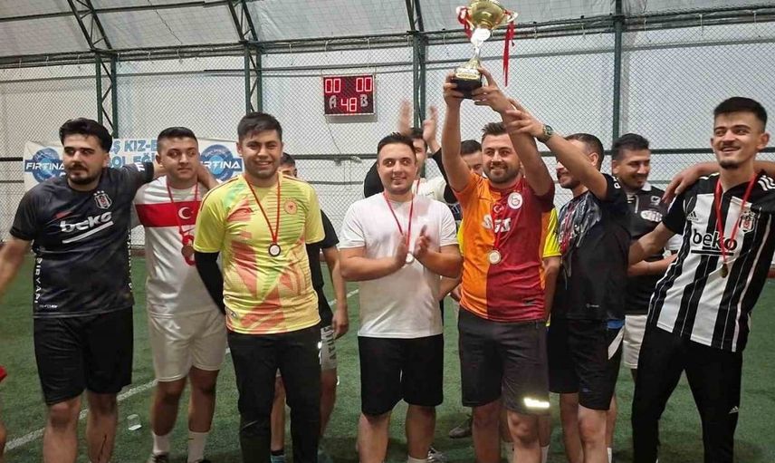 Hisarcık'ta gençlerin mücadele ettiği halı saha turnuvasında şampiyon belli oldu