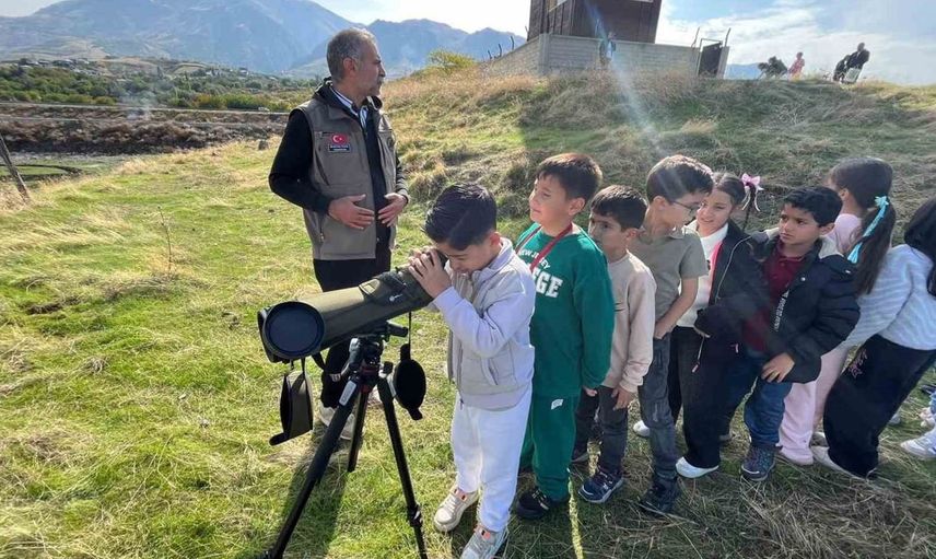 Kuş gözlemciliği etkinliği ile minik öğrenciler doğayla buluştu