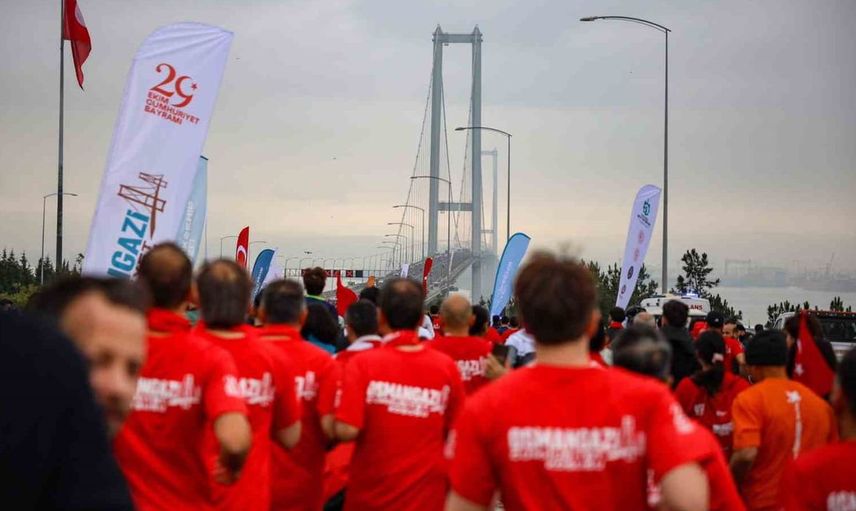 Cumhuriyet coşkusu Osmangazi Köprüsü’nde koşarak kutlandı