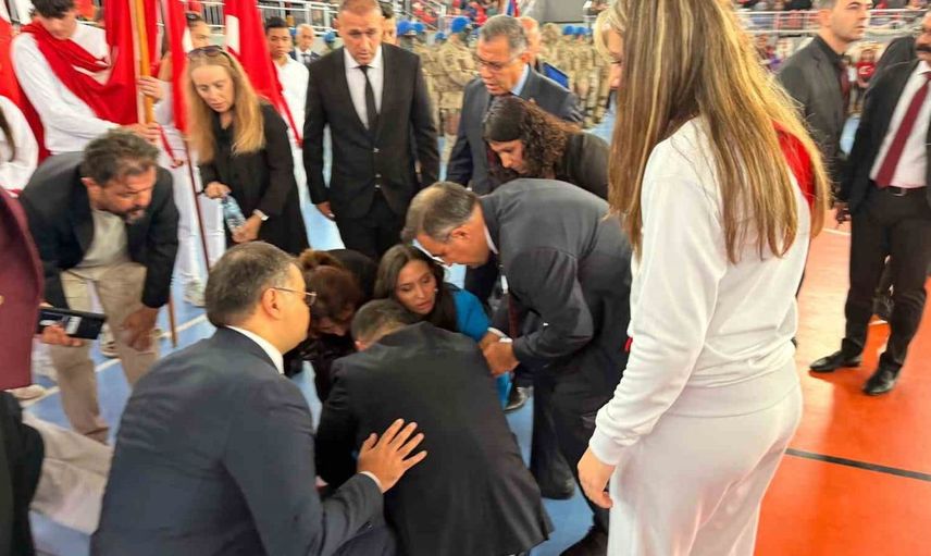 Cumhuriyet Bayramı törende bayılan öğrenciye ilk müdahale: Doktor milletvekili ve il başkanından destek