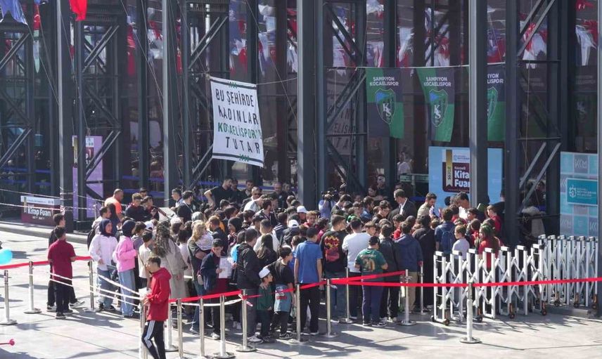 Selçuk İnan, Kocaeli kitap fuarında taraftarlarla buluştu