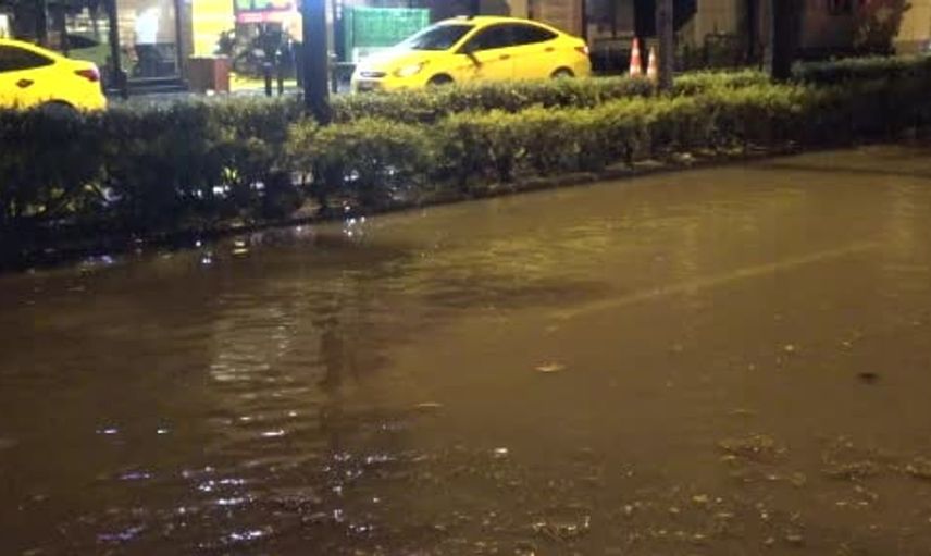 Adana'da sabah saatlerinde etkili sağanak yağış yolları kapladı