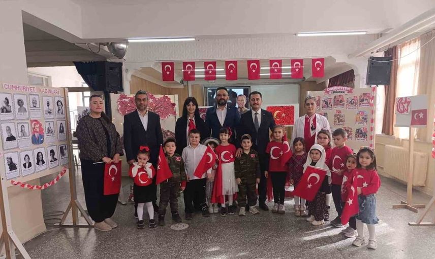 Cumhuriyetin 101. yılına özel etkinlik: Bolvadin'de 'Cumhuriyet Sokağı' sergisi açıldı