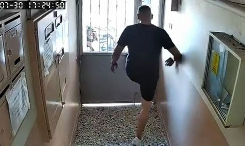 Kurye, apartman kapısını tekmelerek açmaya çalıştı