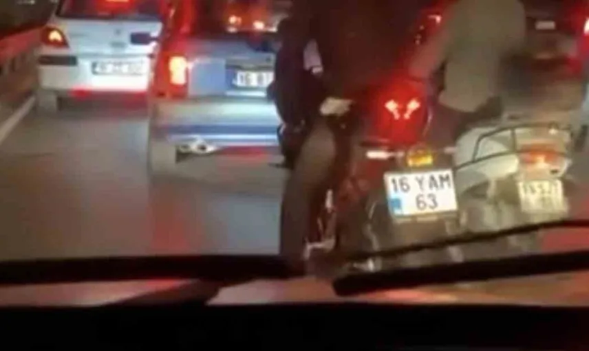 Motosiklet sürücüleri yol vermeyen otomobil sürücüsünün etrafını sardı