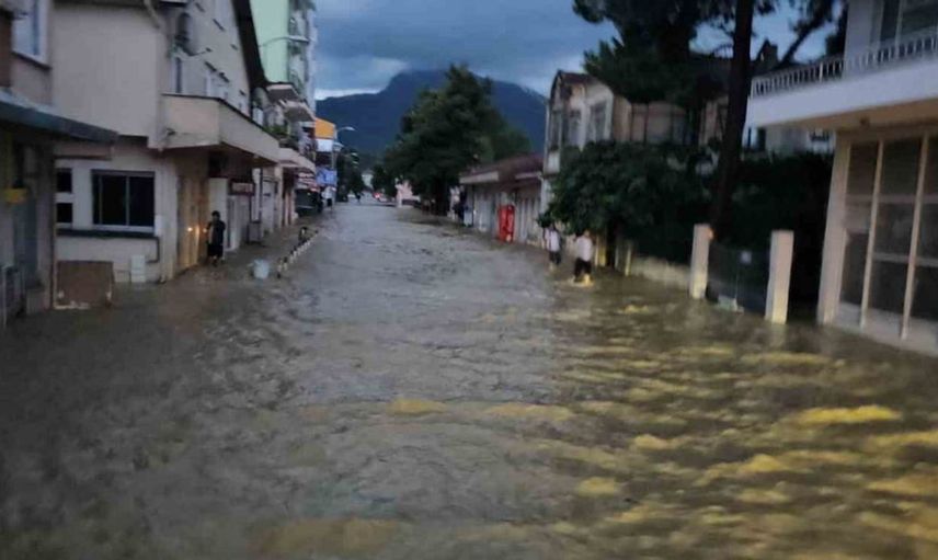 Kastamonu'nun Cide ilçesinde şiddetli yağış sele neden oldu