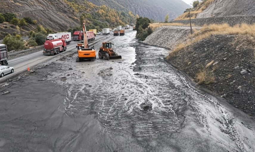 Erzincan'da sağanak sonrası yamaçlardan kopan toprak yolları kapattı