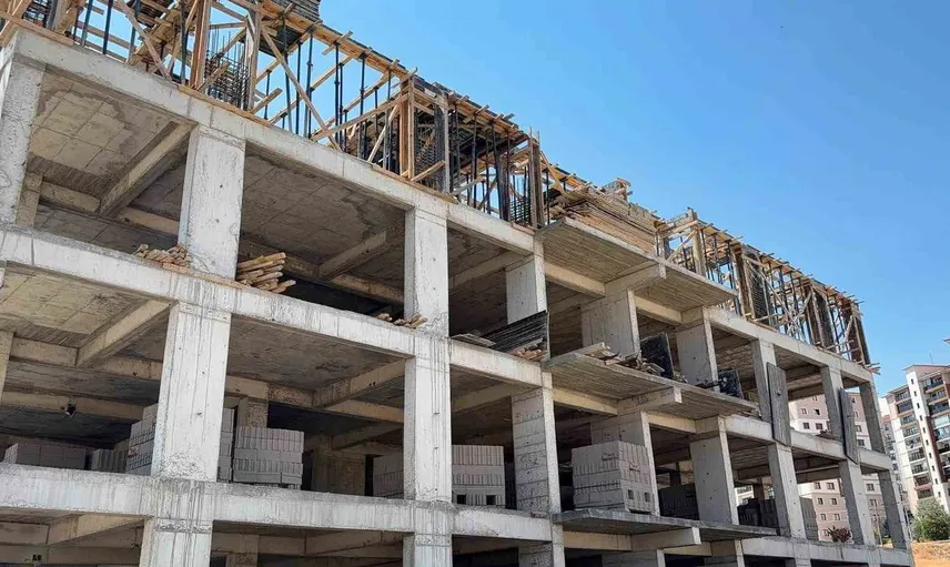 Niğde'de inşaattan düşen işçi hastaneye kaldırıldı