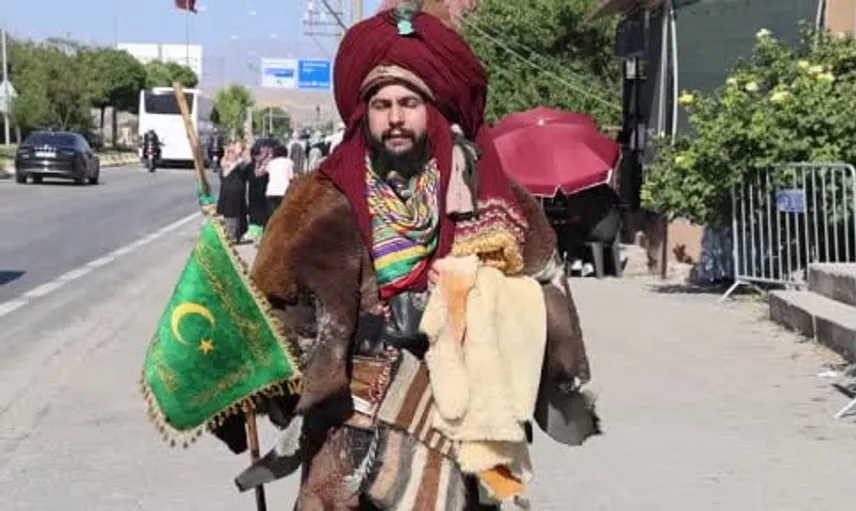 Cumhurbaşkanını görmek için Selçuklu kıyafetiyle Ahlat'a geldi