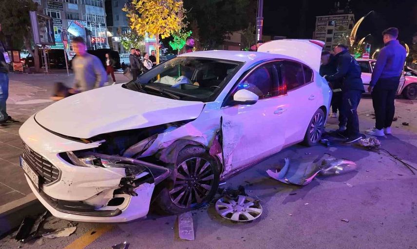 Niğde'de iki otomobil çarpıştı: Yaralı var