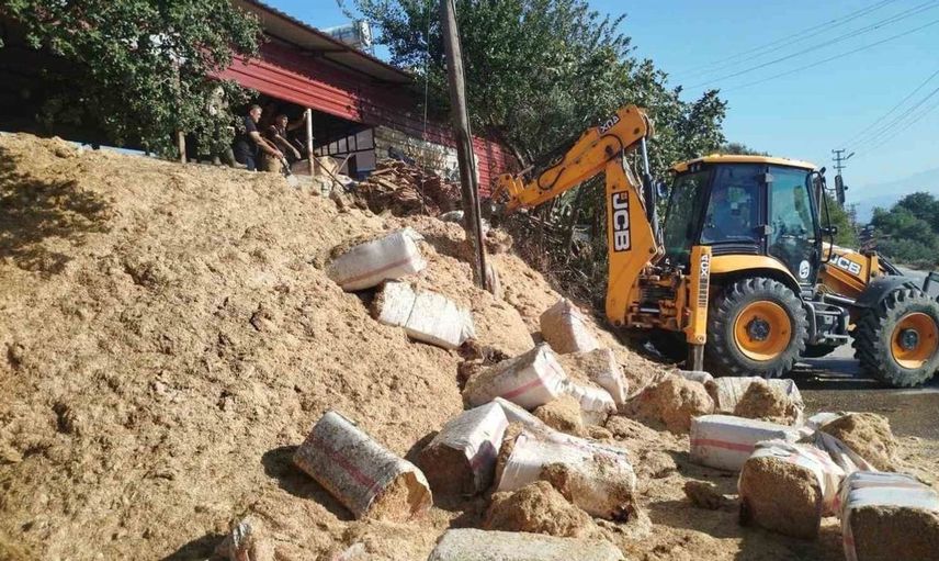 Defne'de samanlıkta çıkan yangın kolayca söndürüldü