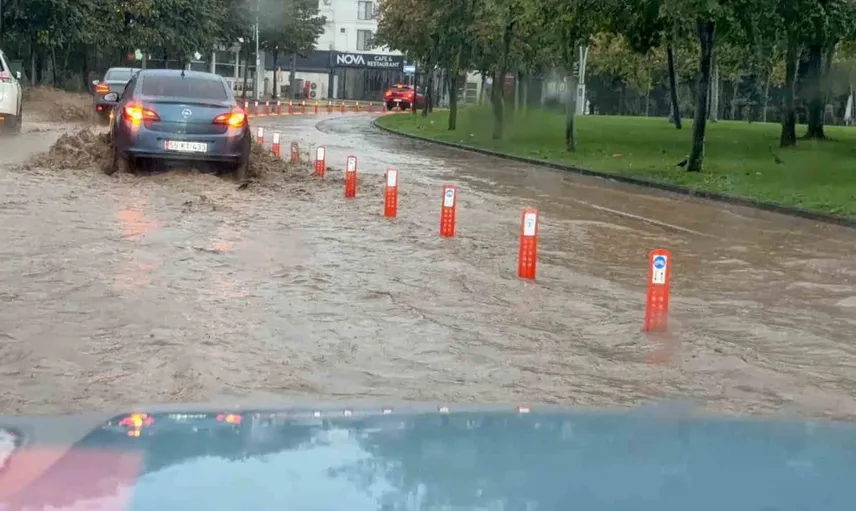 Kocaeli'de sağanak yağış etkisini sürdürüyor: Su baskınları günlük hayatı olumsuz etkiledi