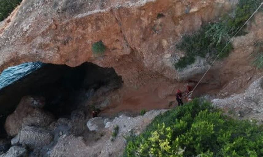 Antalya’da kayalıklarda mahsur kalan vatandaş 2 saat süren kurtarma operasyonu ile kurtarıldı