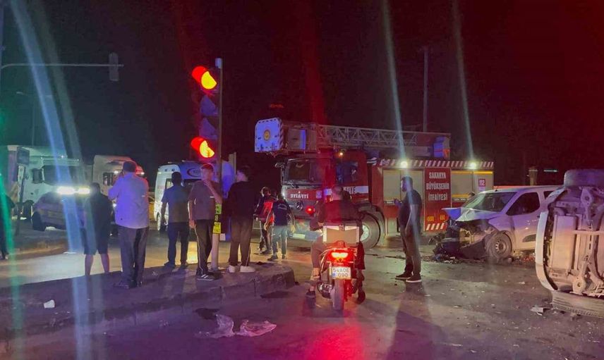 Akyazı'da kaza: hafif ticari araçla çarpışan SUV yan yattı, 7 yaralı