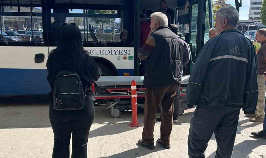 Duyarlı otobüs şoföründen örnek davranış: Bayılan yolcuyu hastaneye yetiştirdi