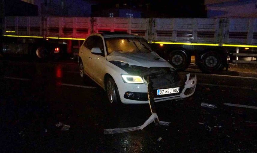 Antalya'da kaza: karşı şeride geçen kamyon iki araca çarptı, 3 yaralı