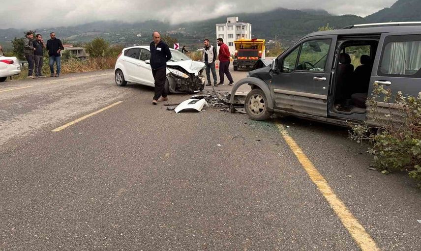 Osmaniye'de ticari aracın otomobille çarpışması sonucunda 3 kişi yaralandı