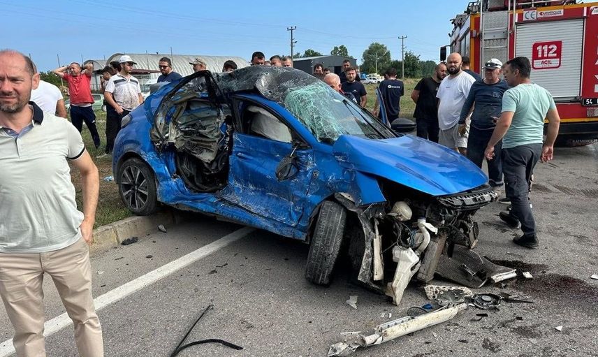 Çekici ile çarpışan otomobil hurdaya döndü: 1 yaralı