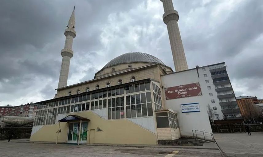 Cemaat öksürük krizine girdi: İmam teravih namazını tamamlayamadı