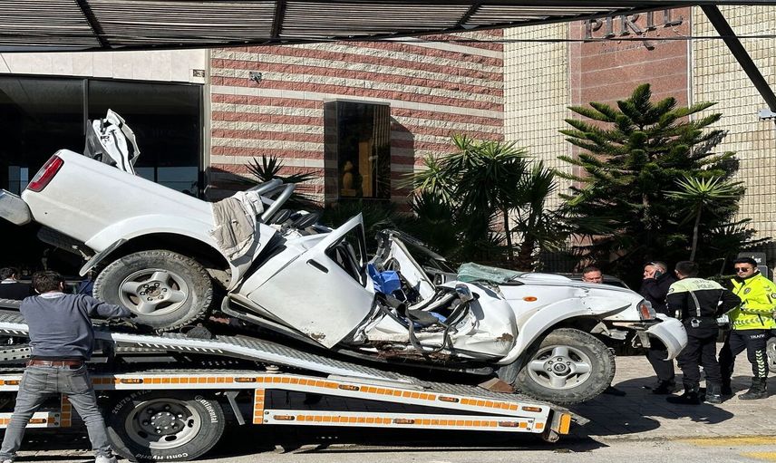 Çeşme'de trafik kazası: Genç sürücü hayatını kaybetti