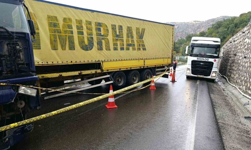 Malatya'da tır bariyerlerde askıda kaldı, sürücüsü yaralandı