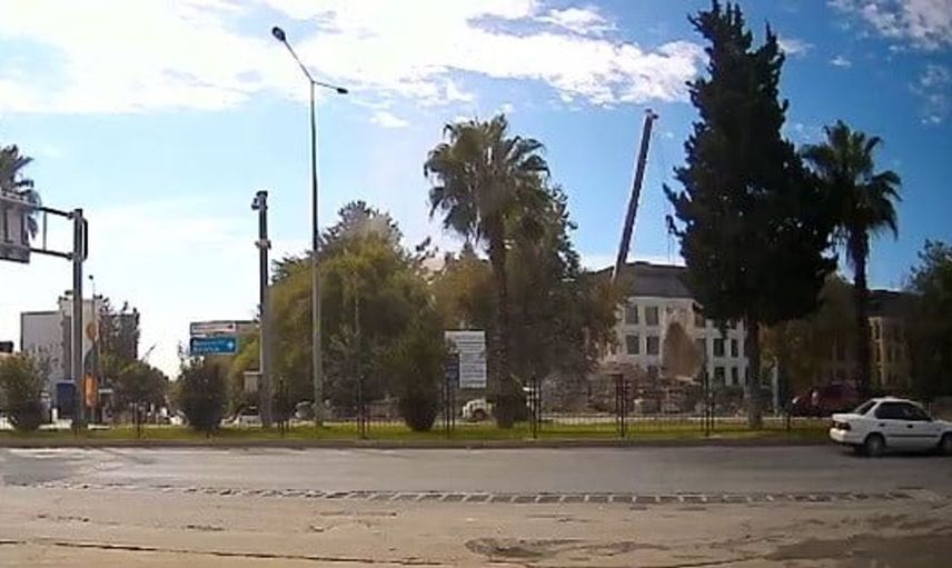 Adıyaman'da inşaat alanında vinçten düşen beton blok paniğe neden oldu