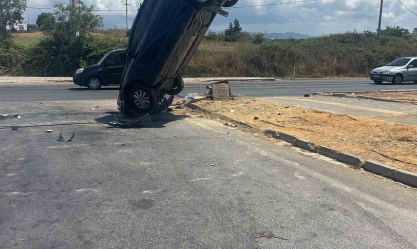 Antalya'da otomobilin tır sürükleyip takla attırdığı anlar kamerada: 3 yaralı