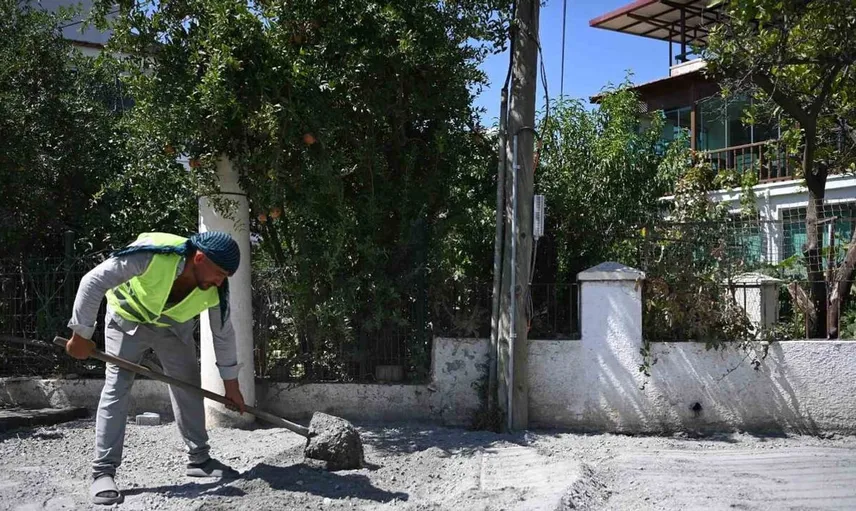 Kuşadası’nda ulaşım altyapısı güçleniyor: Yollar yenileniyor
