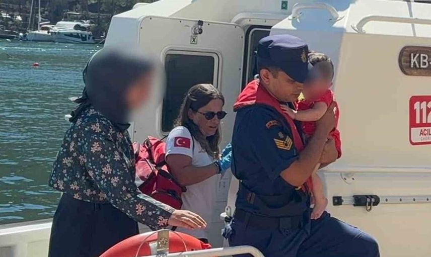 Fethiye açıklarında gezi teknesinde yaralanan bebek için acil tahliye çalışması