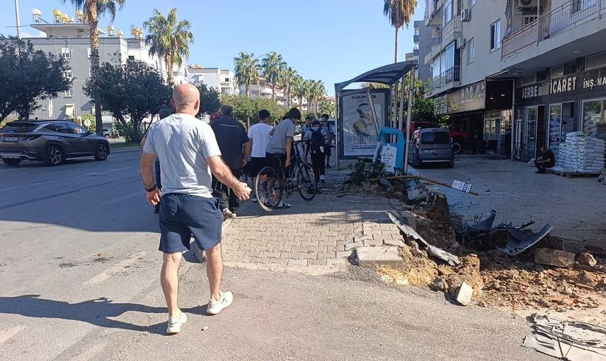 Antalya'da otomobil kontrolden çıktı: Yaya ve durağa çarpıp yaraladı