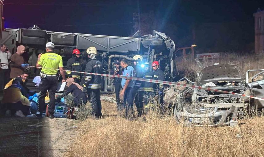 Gaziantep'te yolcu minibüsü ile otomobil çarpıştı: 5 hayatını kaybetti