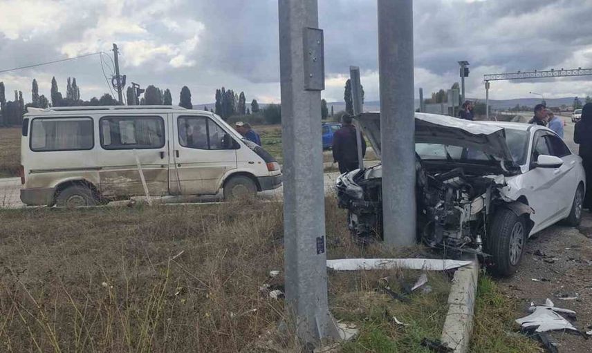 Çorum'da minibüs ve otomobil çarpıştı: 6 kişi yaralandı