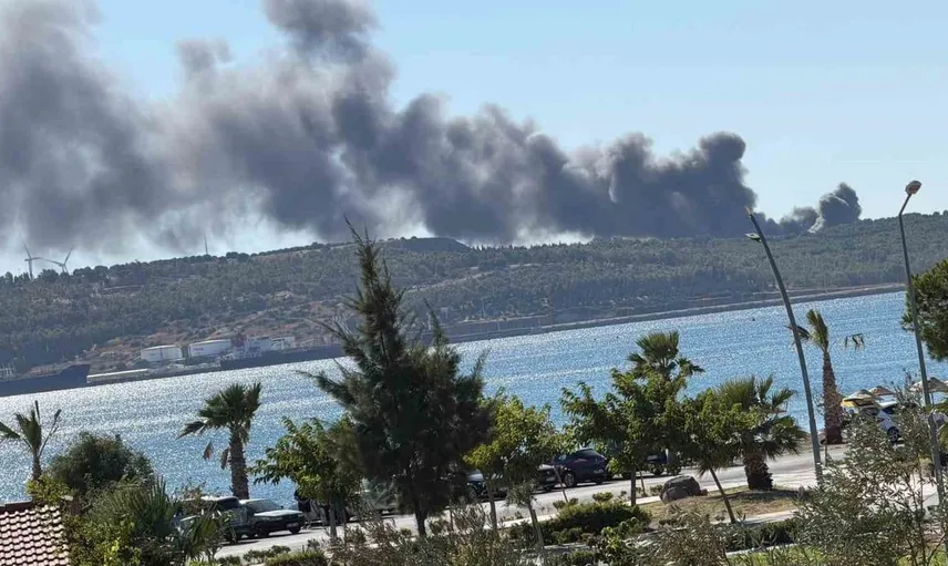 Aliağa'daki gemi söküm tesisinde hurdalık deposunda yangın çıktı