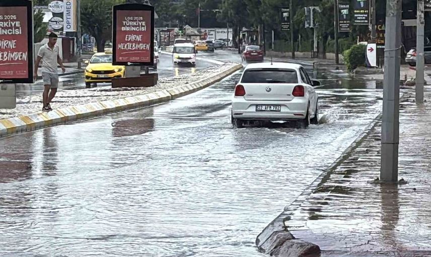Edirne’de sağanak yağış yolları göle çevirdi