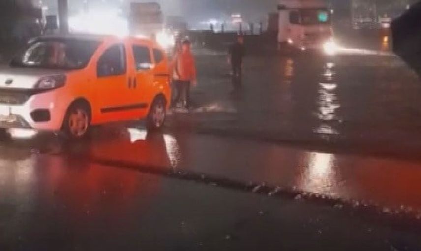 Hatay'da etkili sağanak yağış, yolları göle çevirdi