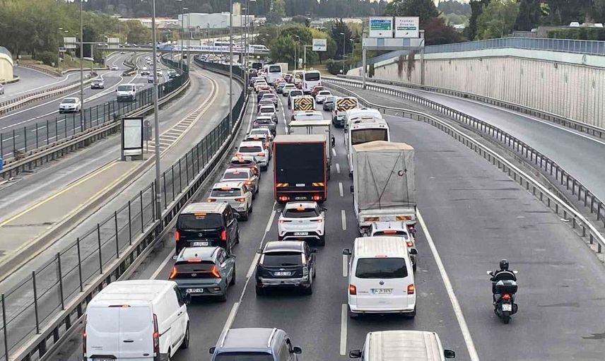 İstanbul'da okulların ikinci gününde trafik yoğunluğu artış gösterdi