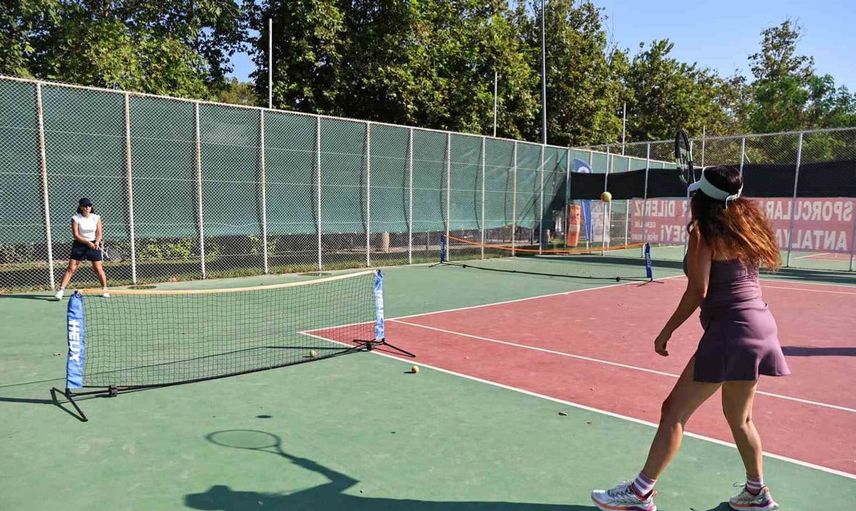 Antalya'da tenis kurslarıyla spor keyfi artıyor