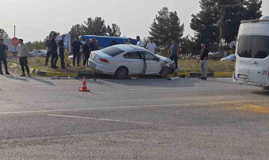 Diyarbakır’da otomobil ve tır çarpışması: 4 kişi hastaneye kaldırıldı