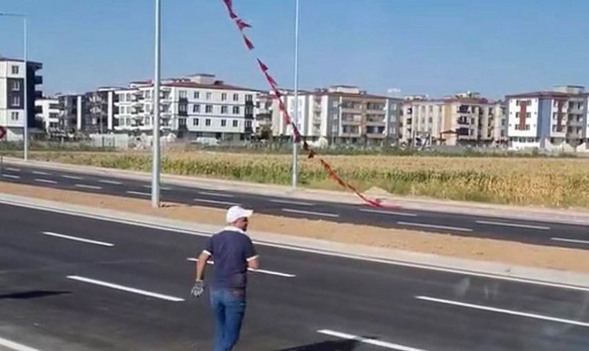 Batmanlı işçi düştüğü yerden Türk bayrağını yeniden astı