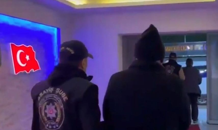 Dokuz yıl aradan sonra yakalandılar: İzmir’de dolandırıcılık yapan eski karı koca operasyonla ele geçirildi