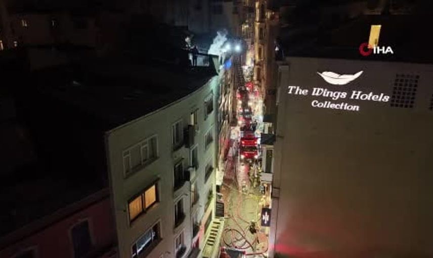 Beyoğlu'nda 6 katlı binanın çatısında meydana gelen yangın tedirgin etti