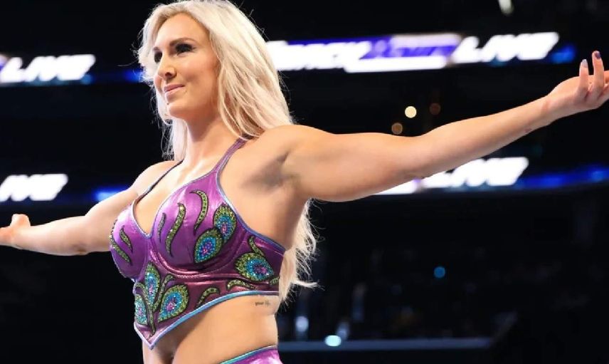 Charlotte Flair'dan canlı yayınlanan kadın güreşi maçında frikik! TV yayını kesildi