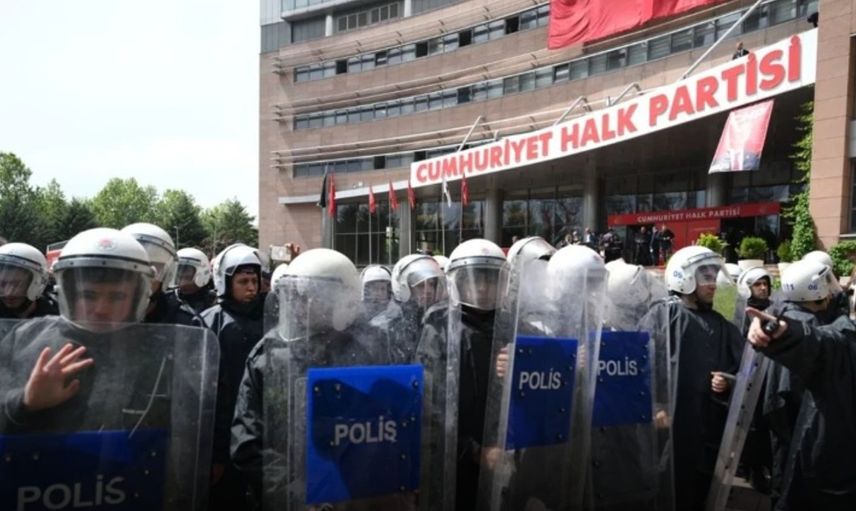 CHP Genel Merkezi’nde Gerilim: Polis Müdahalesi Başladı