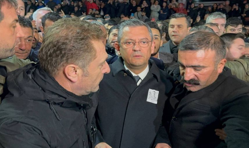 CHP lideri Özel’e şehit cenazesinde tepki: Özgür dışarı sesleri yükseldi