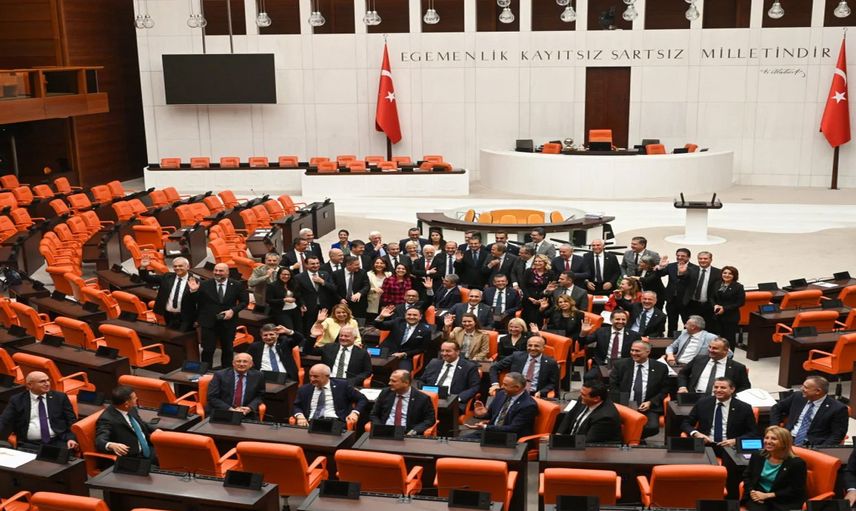 Yine şaşırtmadılar: CHP ve HDP grubu Meclis'teki oturma eyleminde yan yana