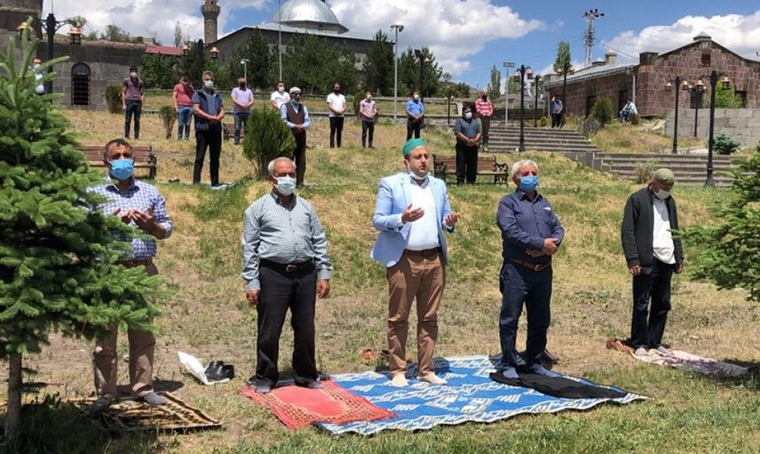 Çiftçiler Mağdur! Kars’taki 517 Camide Yağmur Duası Edildi
