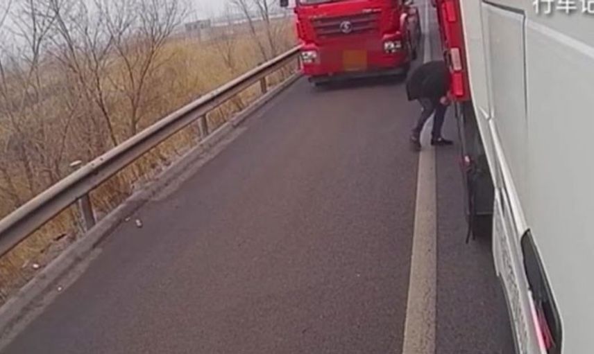 Çin'de Otoyoldan Giden Kamyon, Yayanın Ayağını Ezdi
