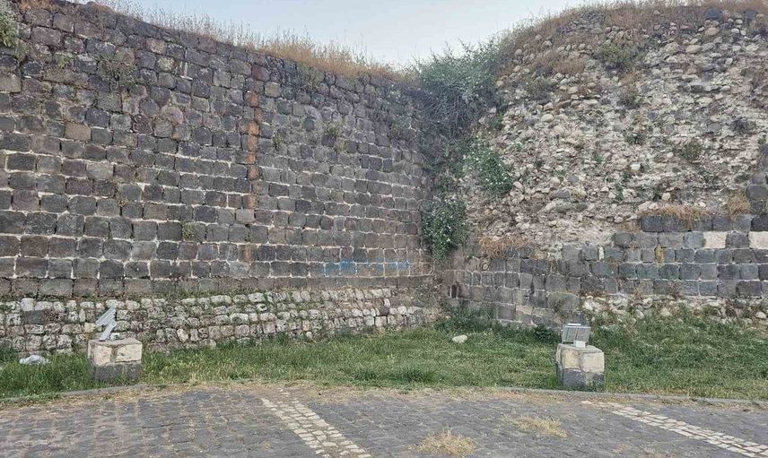 Cizre kalesinin tarihi duvarlarına sprey boya ile zarar verildi