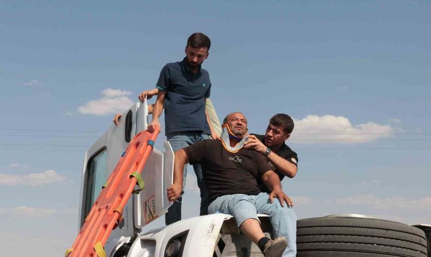 Cizre’de virajı alamayan tır devrildi: 1 yaralı